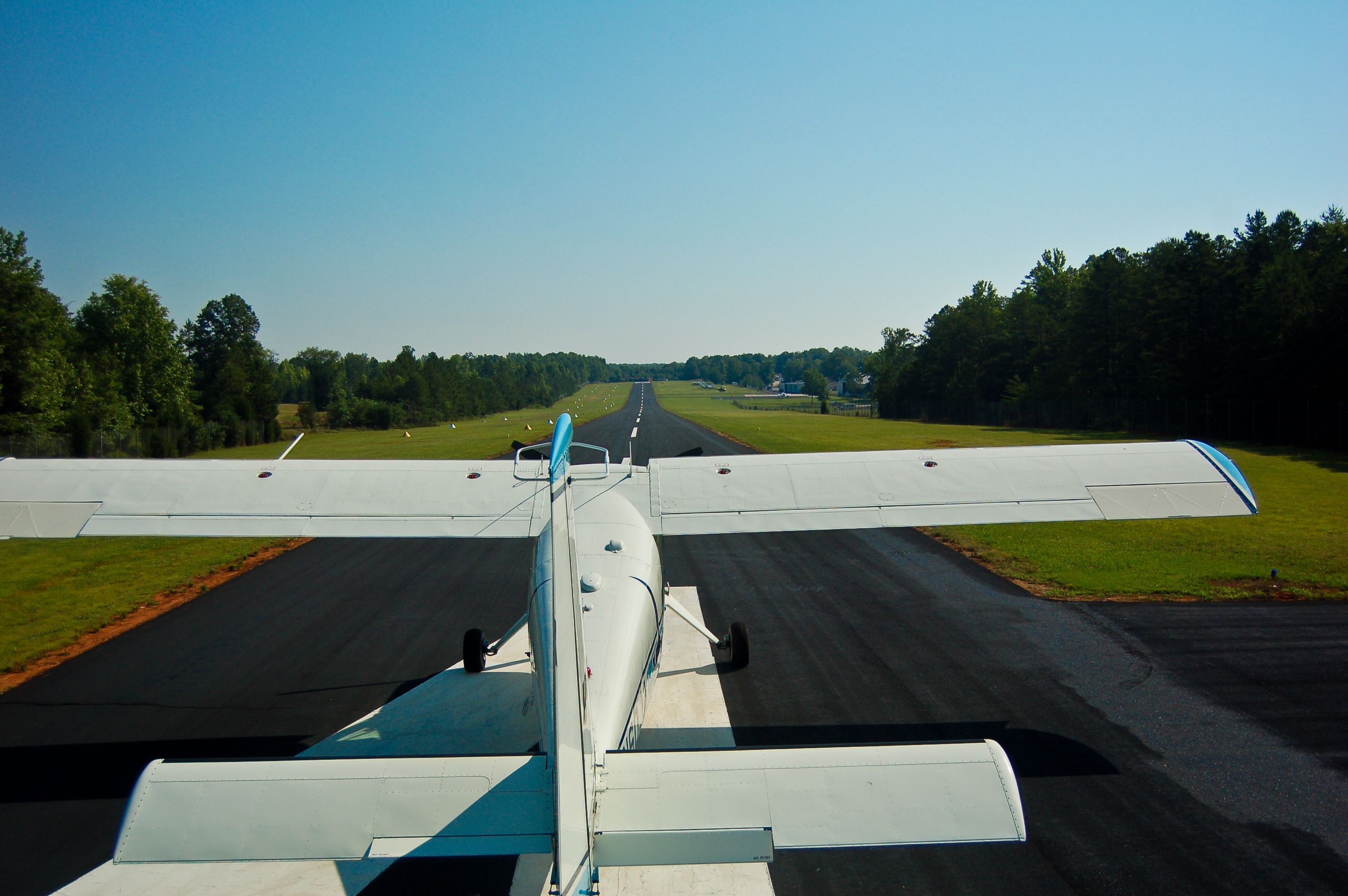 HELIO U-10 Super Courier (N60JA) - STOL Taildragger    Photo credits - Ben Greenhoe