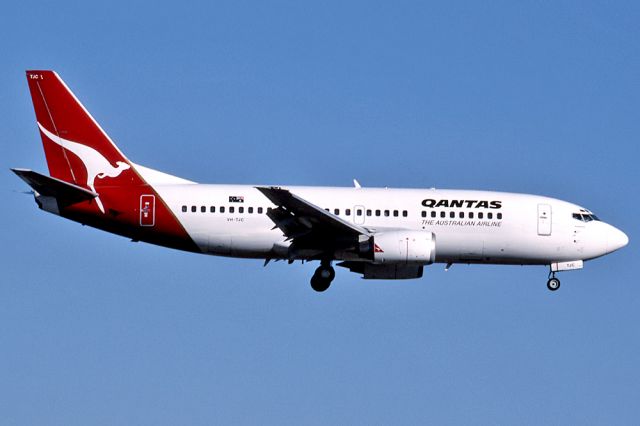 BOEING 737-300 (VH-TJC) - QANTAS - BOEING 737-376 - REG VH-TJC (CN 24297/1740) - ADELAIDE INTERNATIONAL AIRPORT SA. AUSTRALIA - YPAD (25/2/1996)