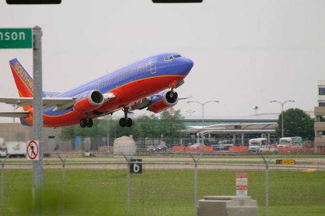 Boeing 737-700 (N662) - Lift off