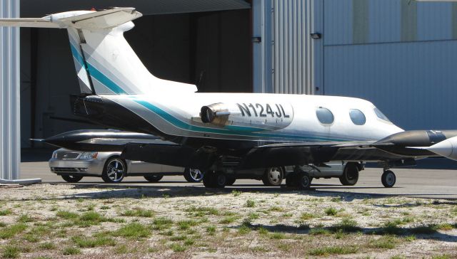 Learjet 23 (N124JL)