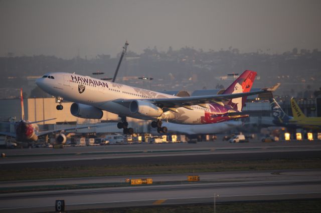 Airbus A330-200 (N382HA)