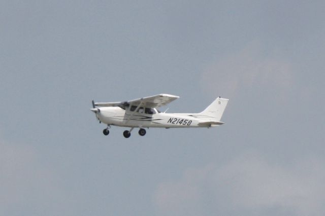 Cessna Skyhawk (N21458) - Cessna Skyhawk (N21458) departs Runway 22 at Sarasota-Bradenton International Airport