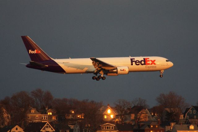 BOEING 767-300 (N296FE)