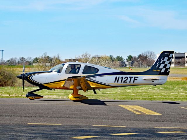 Cirrus SR-22 (N12TF) - Having just arrived on Rwy. 24, taxiing to the terminal.