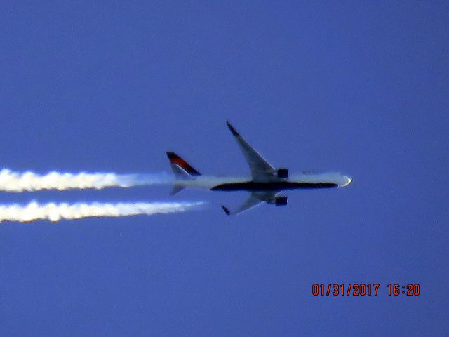 BOEING 767-300 (N199DN)