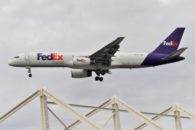 Boeing 757-200 (N935FD) - Third oldest 757 still flying, of the 3, this is by far the most active. Line #15. Nearly 37 years old. Original G-MONB for Monarch. Shown arriving 23-L at KIND on 11-06-19