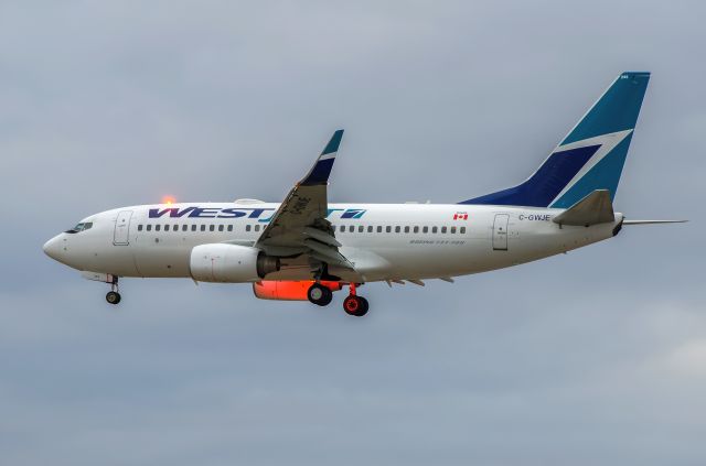 Boeing 737-700 (C-GWJE) - Lights on, Westjet 737-700 C-GWJE