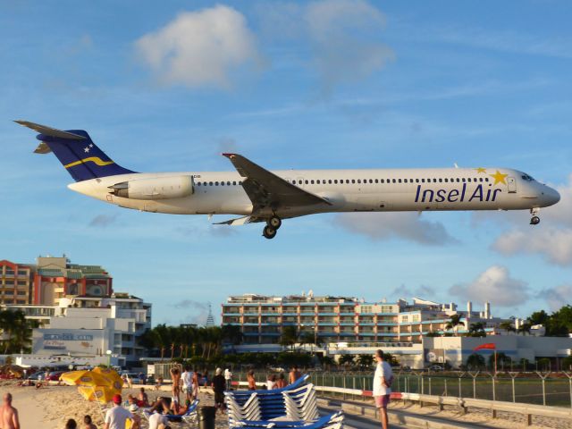 McDonnell Douglas MD-82 (PJ-MDB)