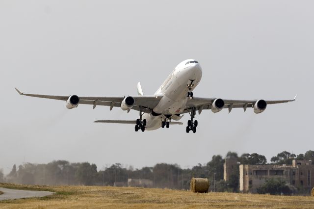 Airbus A340-300 (A6-ERN)