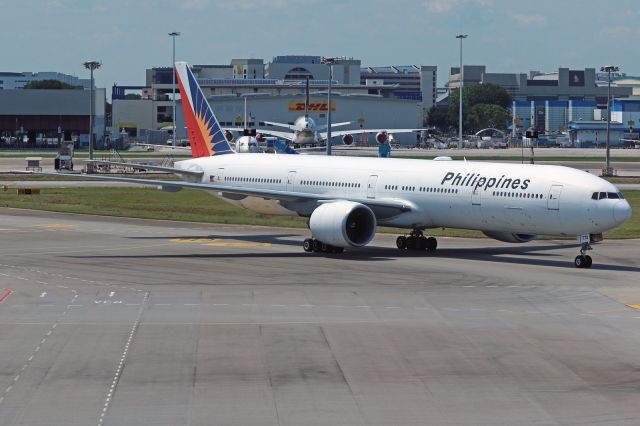 BOEING 777-300 (RP-C7774)