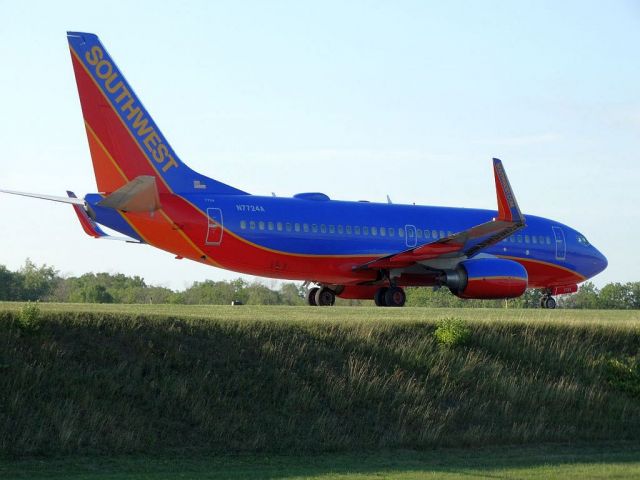 Boeing 737-700 (N7724A)