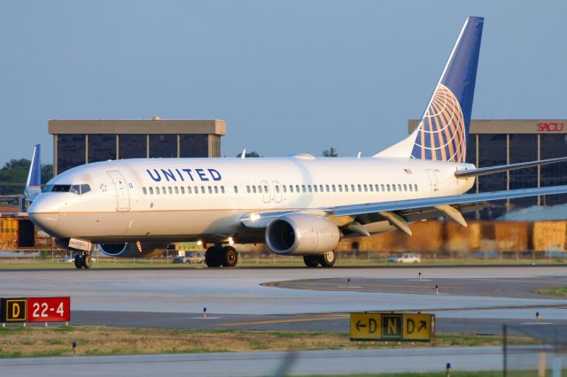 Boeing 737-800 (N77520) - About to exit 4 after arrival at sunset.