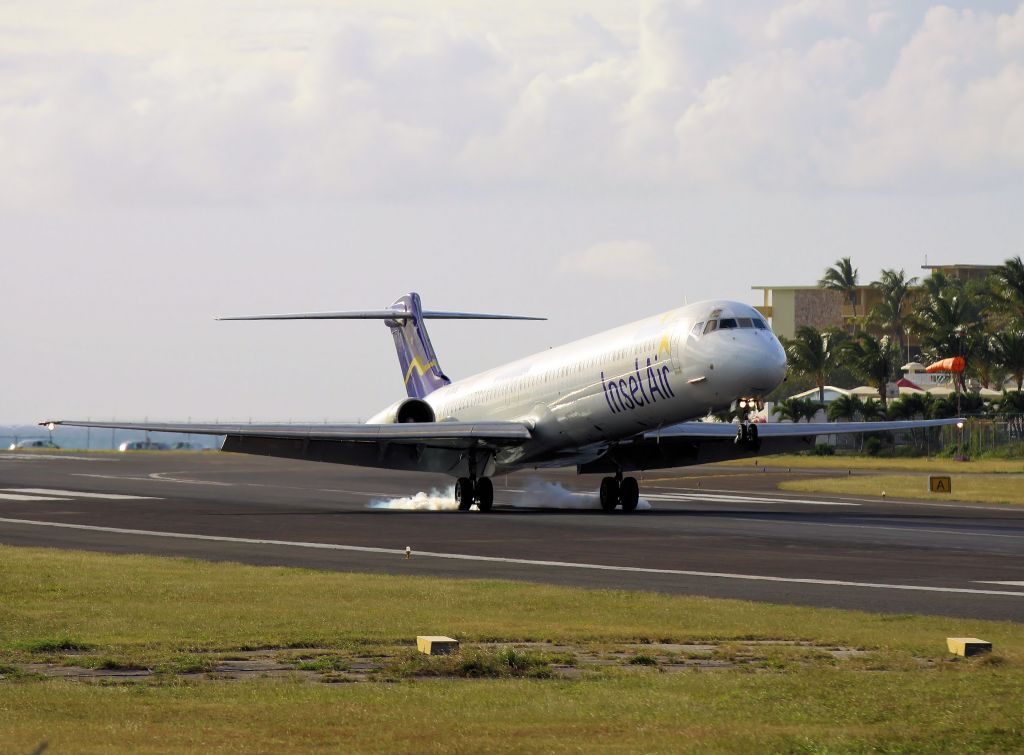 McDonnell Douglas MD-83 (PJ-MDB)