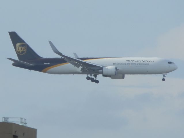 BOEING 767-300 (N350UP)