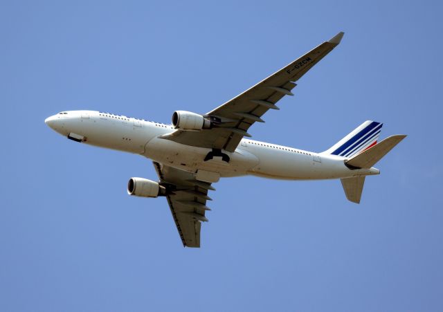 Airbus A330-200 (F-GZCM) - Audubon NJ 6/7/09 Philadelphia Approach    Note Gear Wells beginning to open.