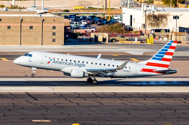 Embraer 175 (N284JN) - A SkyWest ERJ175 landing at PHX on 2/4/23. Taken with a Canon R7 and Tamron 70-200 G2 lens.