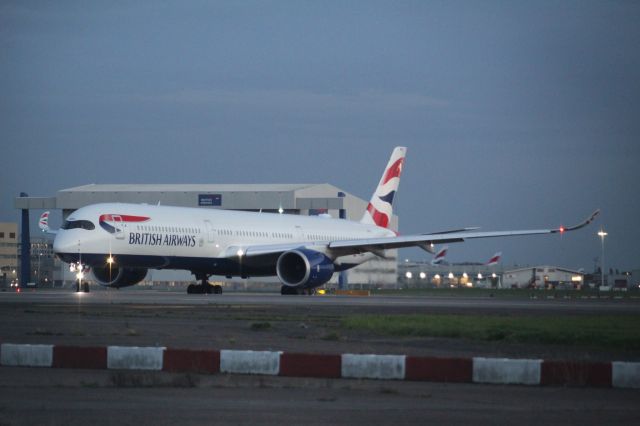 Airbus A350-1000 (G-XWBH) - A British Airways A350-1000 taxiing onto runway 27R. br /br /Location: Northern Perimiter Road, beside runway 27R.br /Date: 27.10.22 (dd/mm/yy).