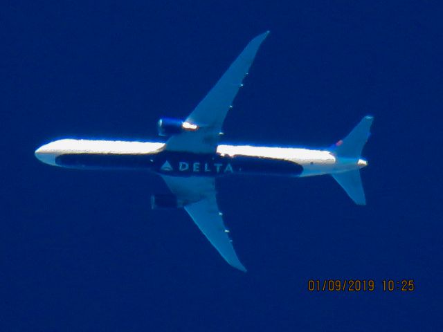 BOEING 767-400 (N836MH)