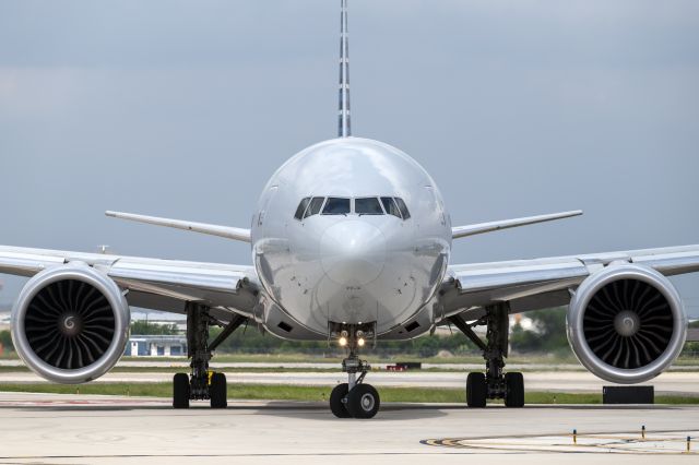 BOEING 777-300ER (N734AR) - Arriving from Hong Kong