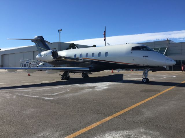 Bombardier Challenger 300 (N571FX)