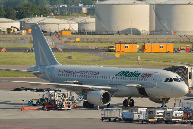 — — - A320 gezien vanaf terras luchthaven schiphol