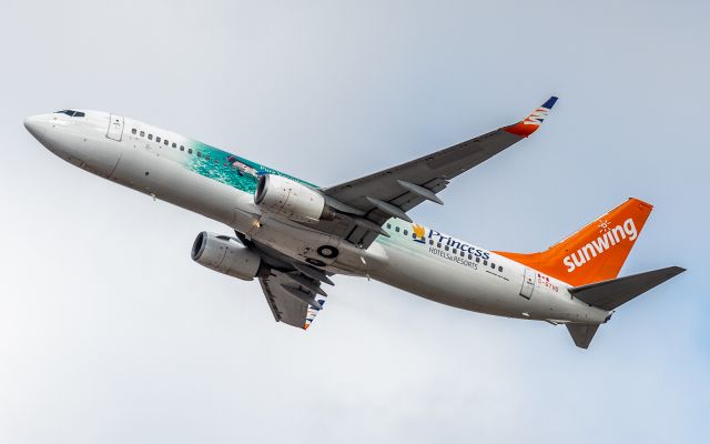 Boeing 737-800 (C-GTVG) - Sunwing 730 climbs off runway 24R and heads to Montego Bay, Jamaicabr /Feb. 18th 2018, 10:23am