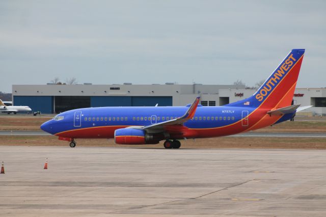 Boeing 737-700 (N757LV) - Southwest 737-700 flight 313 taxiing to runway 6 for a flight to Baltimore/Washington Int'l.