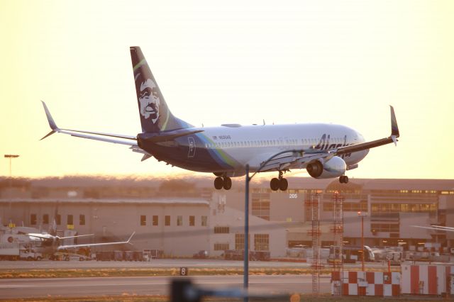 Boeing 737-800 (N535AS)