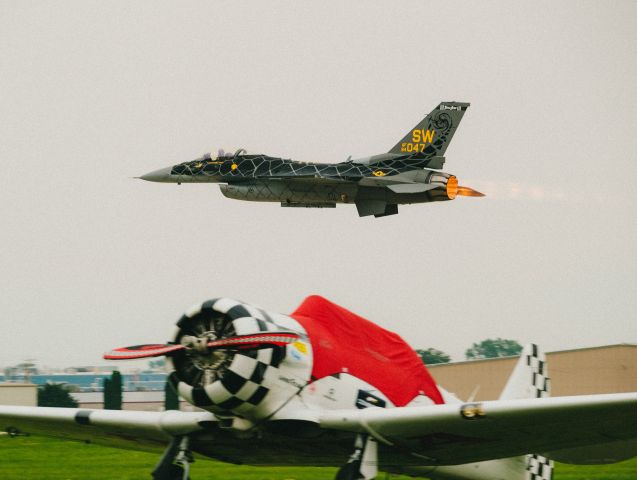 Lockheed F-16 Fighting Falcon —