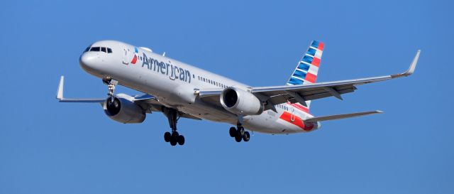 Boeing 757-200 (N200UU) - Phoenix Sky Harbor International Airport AAL520 10JAN20