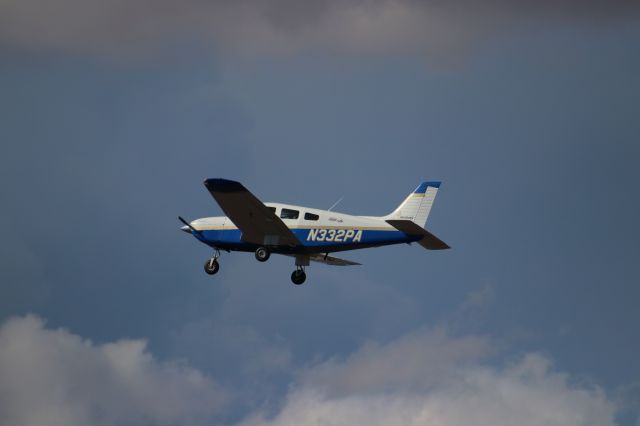 Piper Cherokee (N332PA)