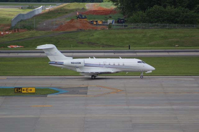 Bombardier Challenger 300 (N642DM)