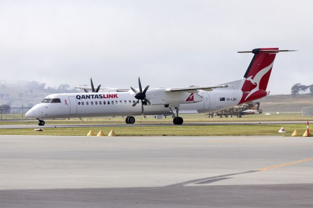 de Havilland Dash 8-400 (VH-LQH) - QantasLink (VH-LQH) Bombardier DHC-8-402Q taxiing at Wagga Wagga Airport.