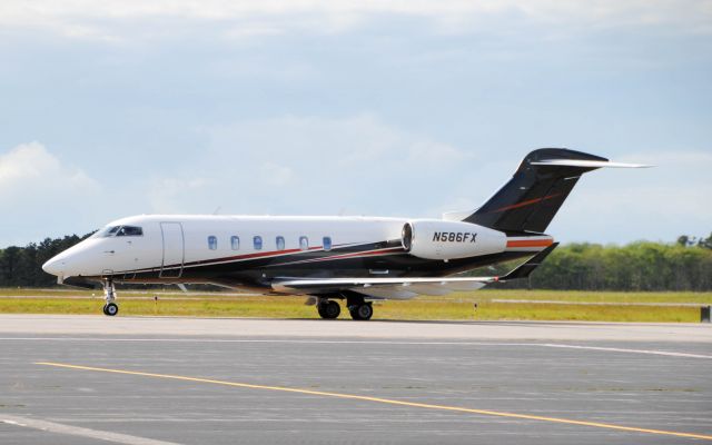 Canadair Challenger 350 (N586FX)