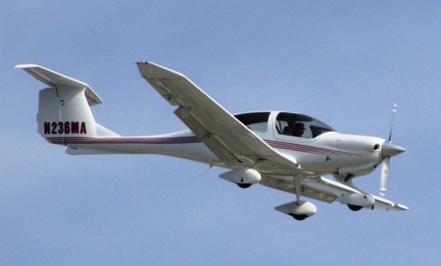 Diamond Star (N236MA) - Landing on RWY 20R