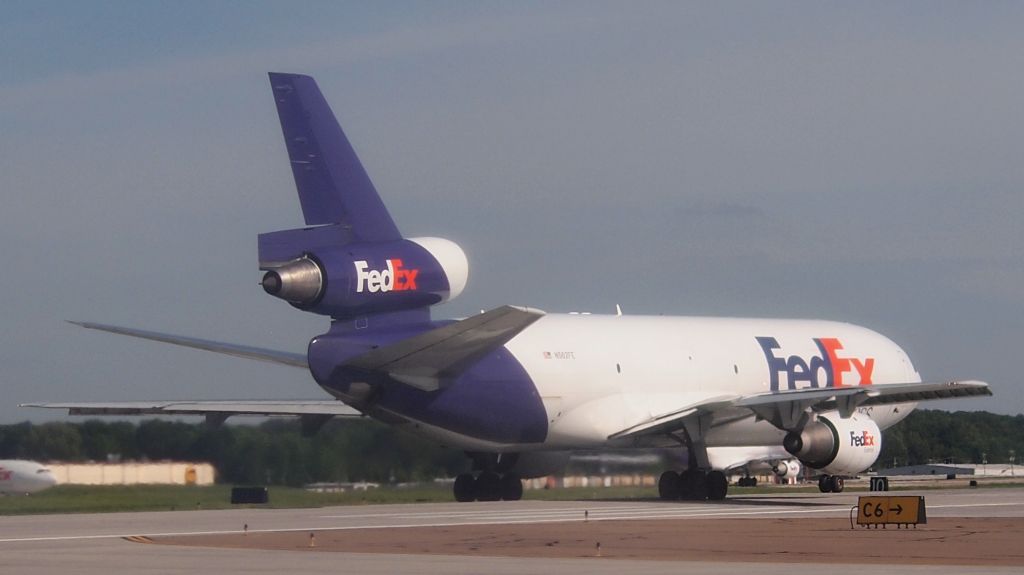 McDonnell Douglas DC-10 (N562FE)