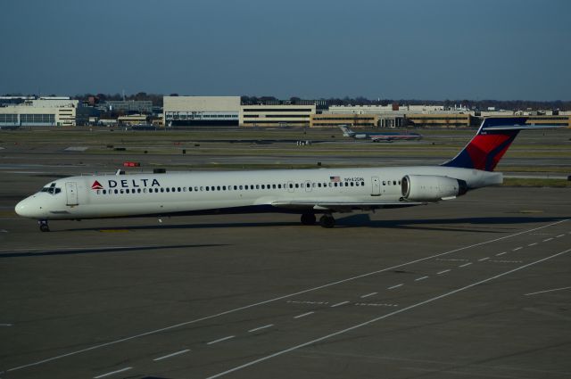 McDonnell Douglas MD-90 (N942DN) - DELTA MD-90 taxis into gate area @ STL.  (#N942DN)