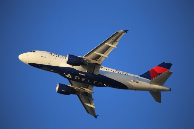 Airbus A319 (N370NB)
