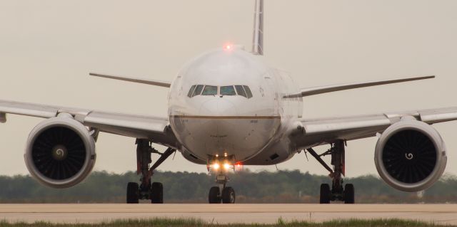 Boeing 777-200 (N77019) - Larry Kellner arriving off 8R #BACONSHOT