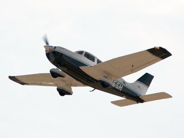 Piper Cherokee (N455H) - Take off runway 08.