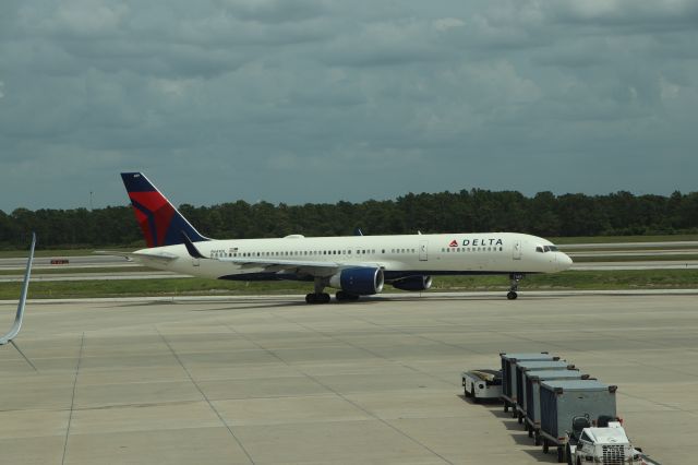 Boeing 757-200 (N689DL) - 4/14/22 taxiing out