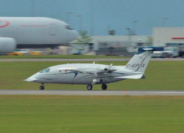 Piaggio P.180 Avanti (C-GFOX) - Departing from rwy 25 on 2014-09-02.