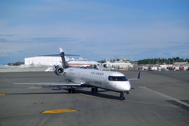 Canadair Regional Jet CRJ-900 (C-GJZV) - Air Canadas fairly new CRJ900LR