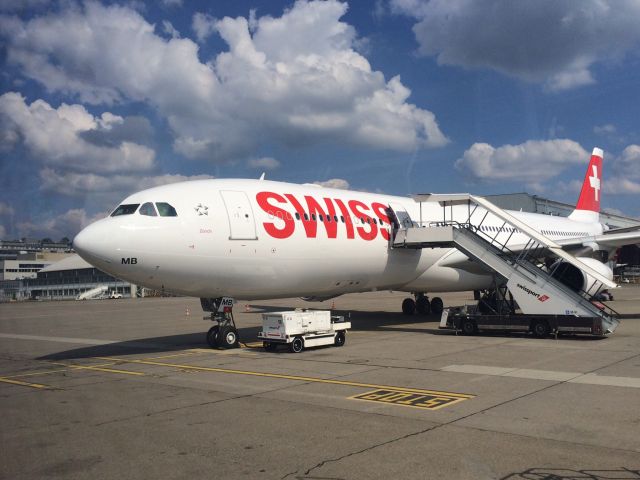 Airbus A340-300 (HB-JMB) - Wartungsarbeiten