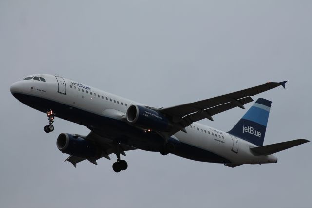 Airbus A320 (N521JB) - JetBlue A320, Baby Blue, on final for runway 6.