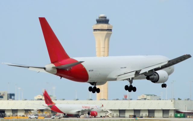 BOEING 767-300 (N372CM)