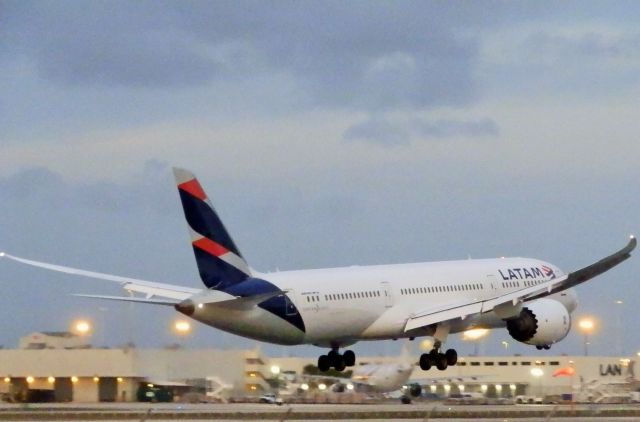 Boeing 787-9 Dreamliner (CC-BGI)