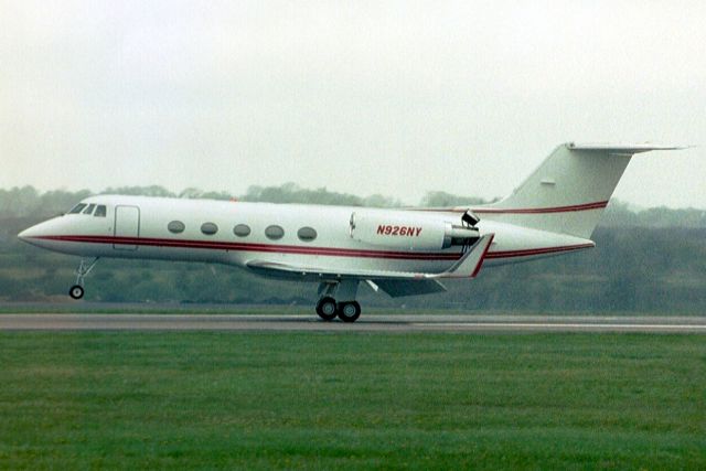 Gulfstream American Gulfstream 2 (N926NY) - Touching down on rwy 26 on 21-Apr-04.  Reregistered N747NB then N747JX 25-Dec-10.