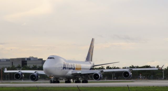 Boeing 747-400 (N477MC)