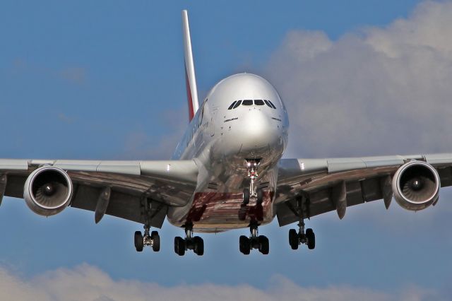 Airbus A380-800 (A6-EDG) - Landing runway 27L.